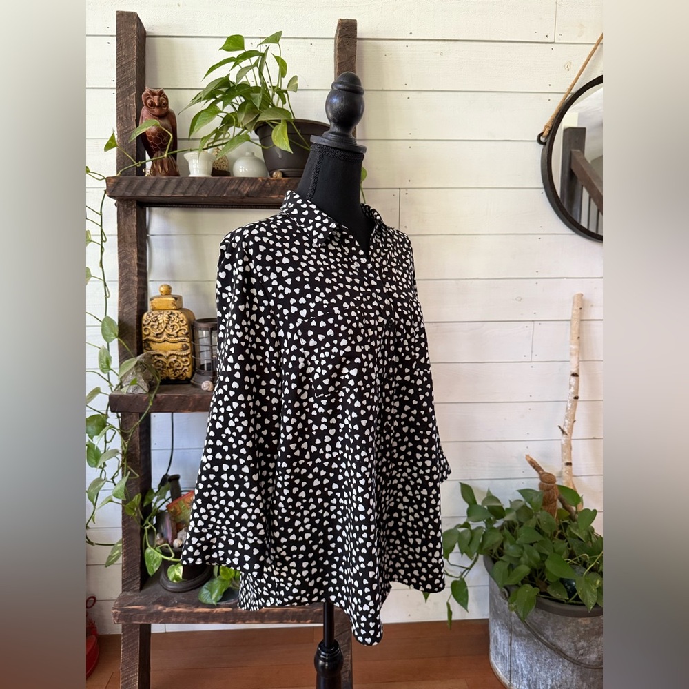 Dalia: Black and White Heart Pattern Button Up Blouse. - Picture 15 of 16